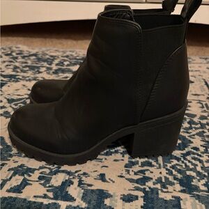 women’s black boot